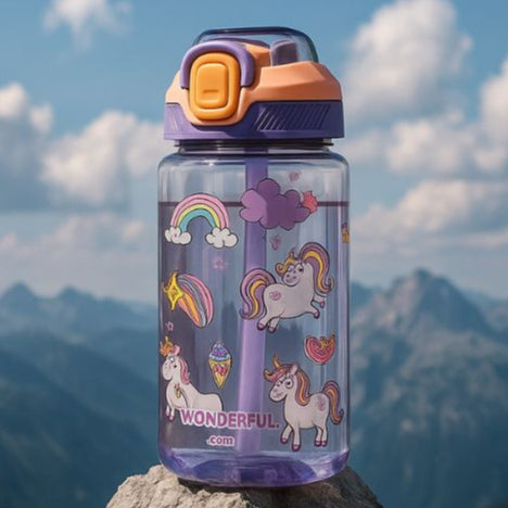 présentation d'un gourde paille enfant violet avec ouverture facile sur rocher en montagne