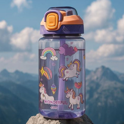 présentation d'un gourde paille enfant violet avec ouverture facile sur rocher en montagne