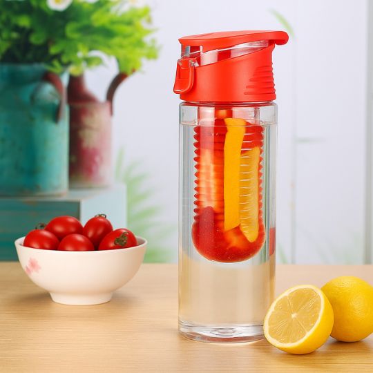 présentation d'une gourde plastique avec infuseur intégré et citron