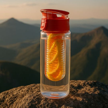 présentation d'une gourde plastique avec infuseur sur un rocher au sommet montagne