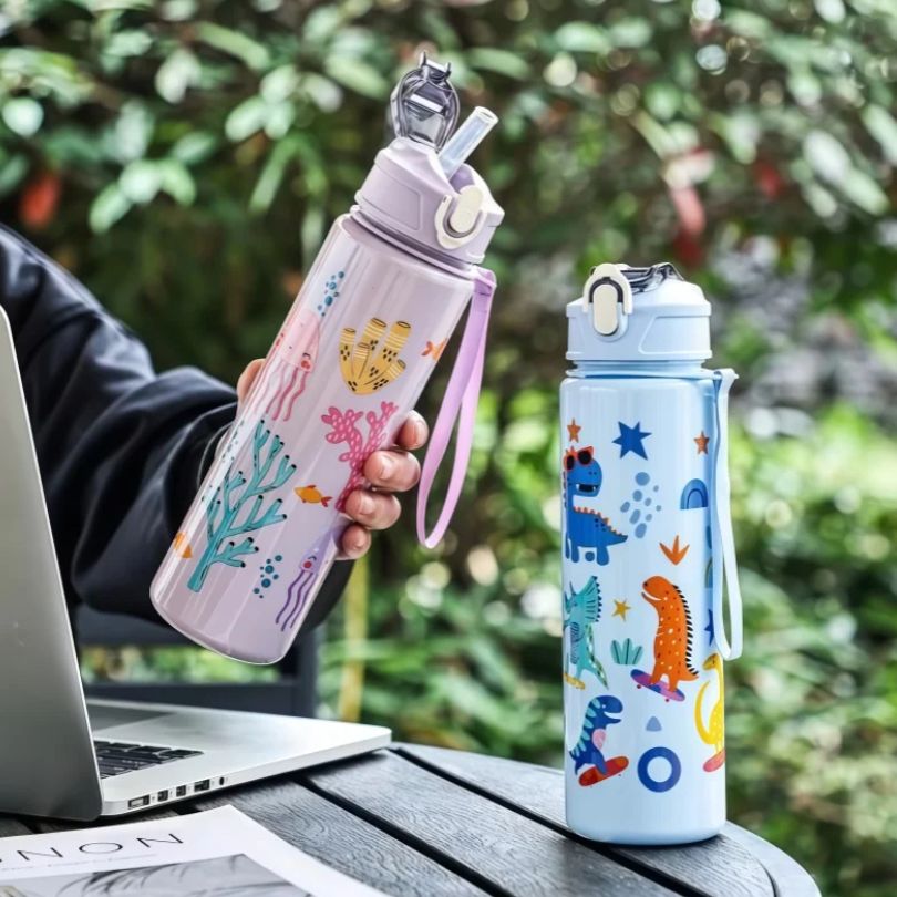 2 gourde pour enfant dont une ouverte avec paille