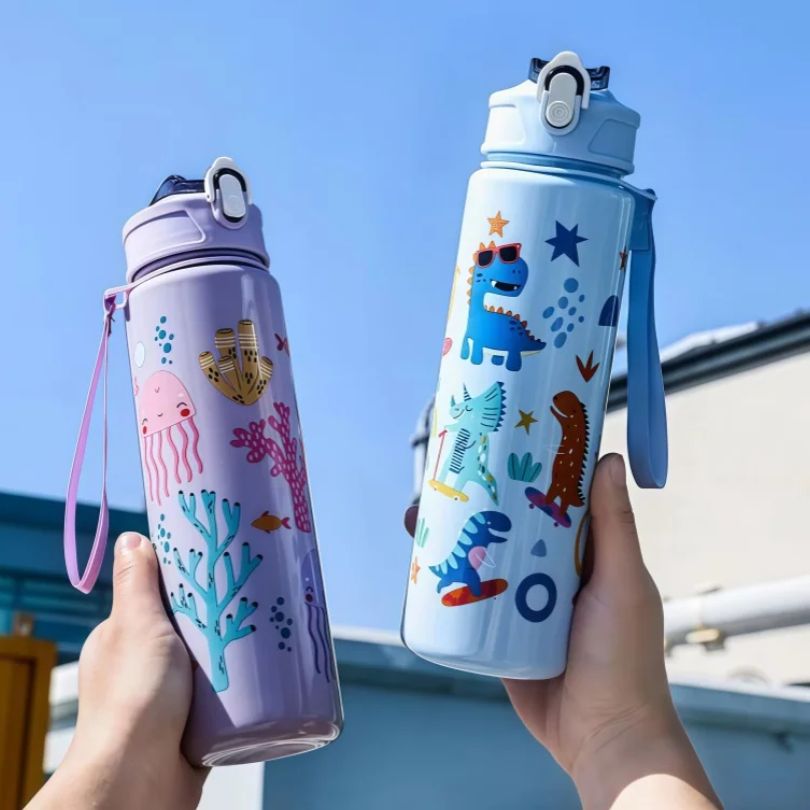 personne qui tient 2 gourdes pour enfants
