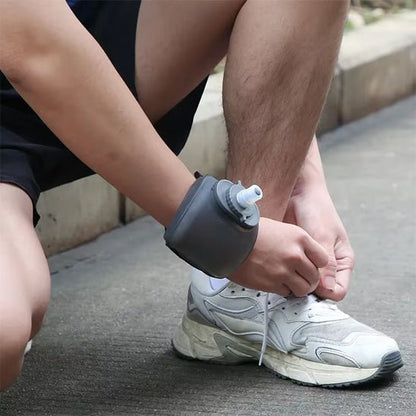 gourde-sport-grise-sur-homme-qui-attache-soulier
