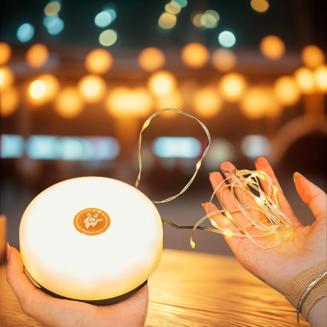 une-guirlande-lumineuse-extérieur-dans-les-mains-illuminée