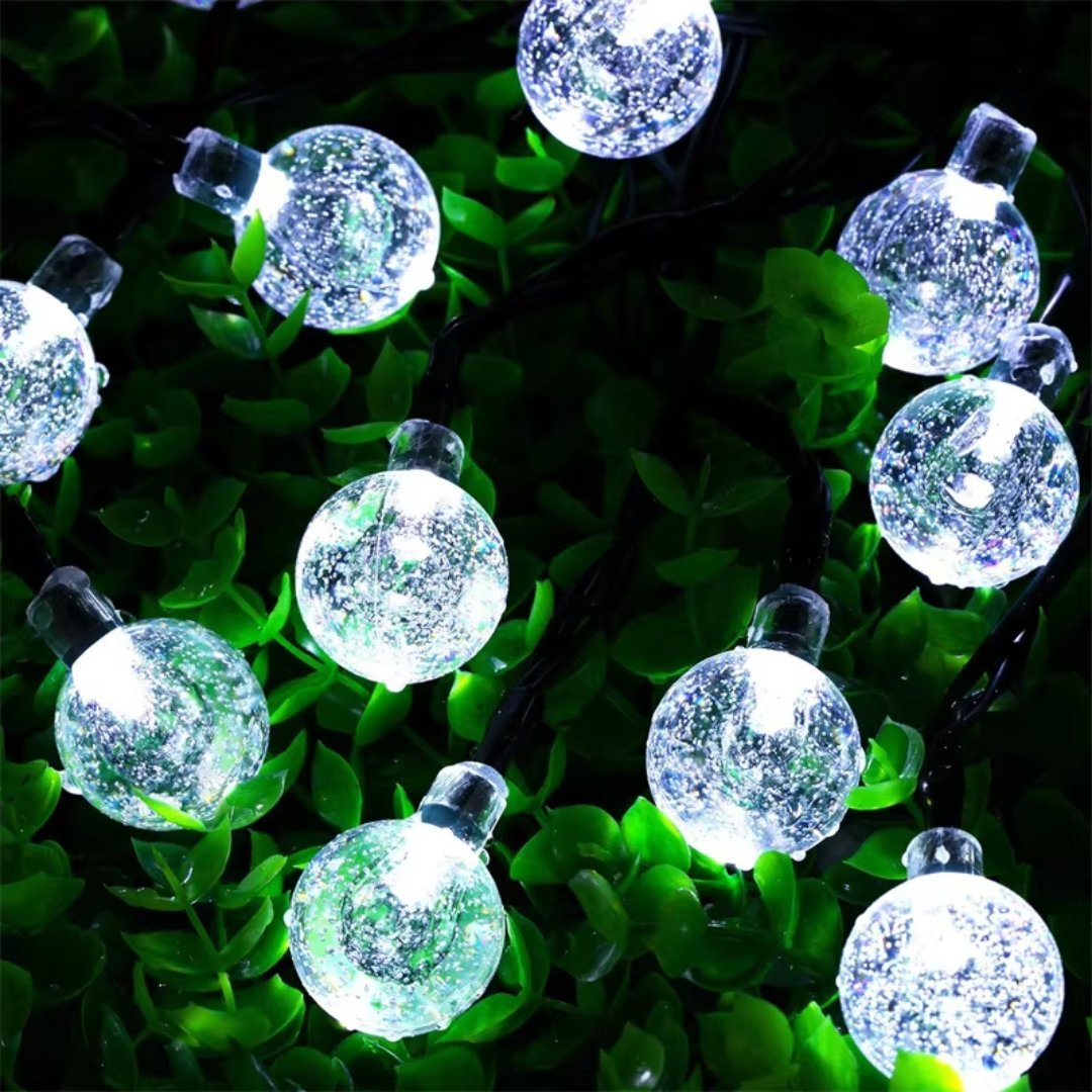 guirlande-solaire-rechargeable-dans-les-buissons