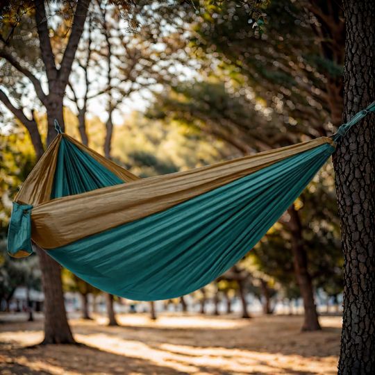 hamac-vert-et-kaki-en-tre-les-arbres