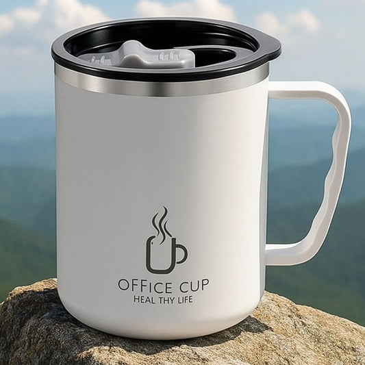 présentation d'une isotherme tasse blanche sur un rocher