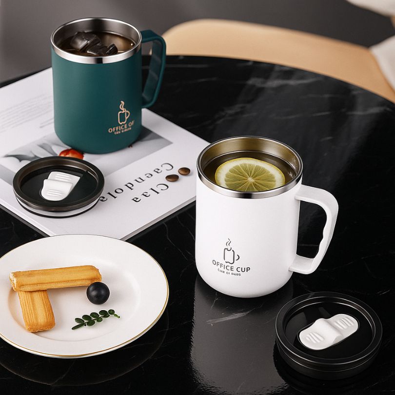 2 tasses isothermes sur un comptoir de cuisine