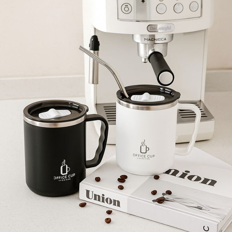 isotherme tasse noir et blanche sur un comptoir près d'une machine a café