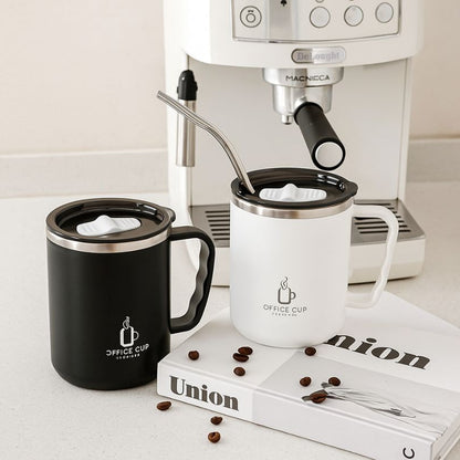isotherme tasse noir et blanche sur un comptoir près d'une machine a café
