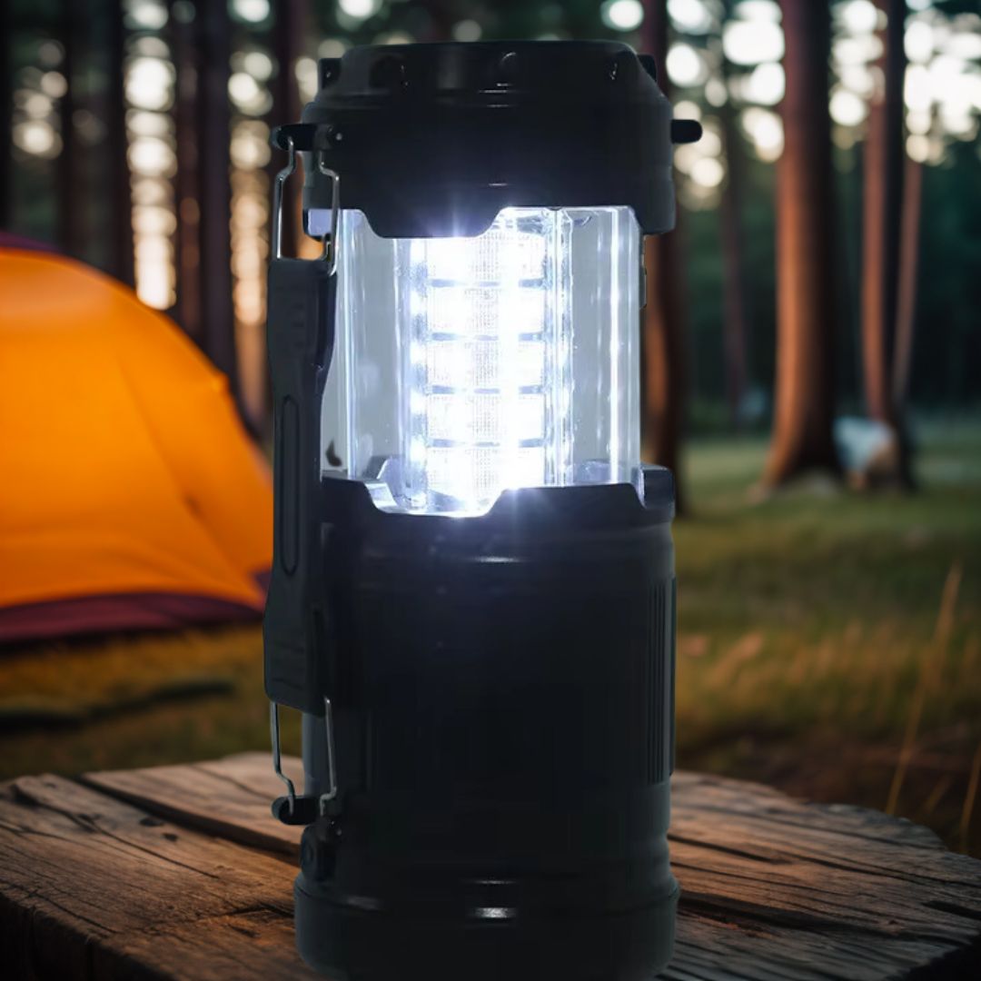 lampe-à-pile-sur-une-table-de-camping