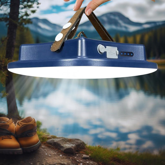 lampe-camping-bleu-tenu-par-une-main