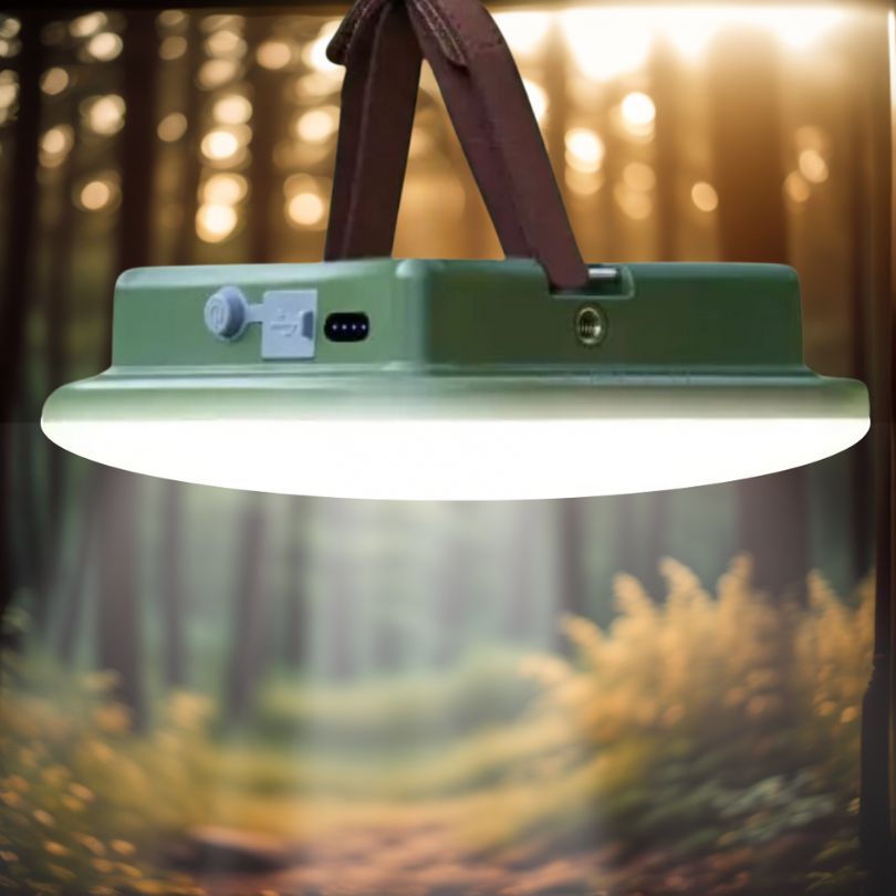 lampe-camping-verte-accroche-a-une-branche