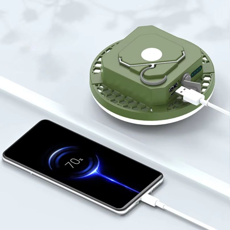 lampe-de-camping-en-train-de-recharger-un-cellulaire