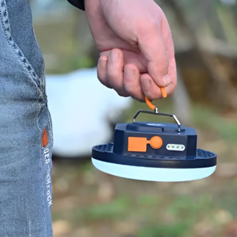 lampe-de-camping-tenu-par-la-main-dun-homme