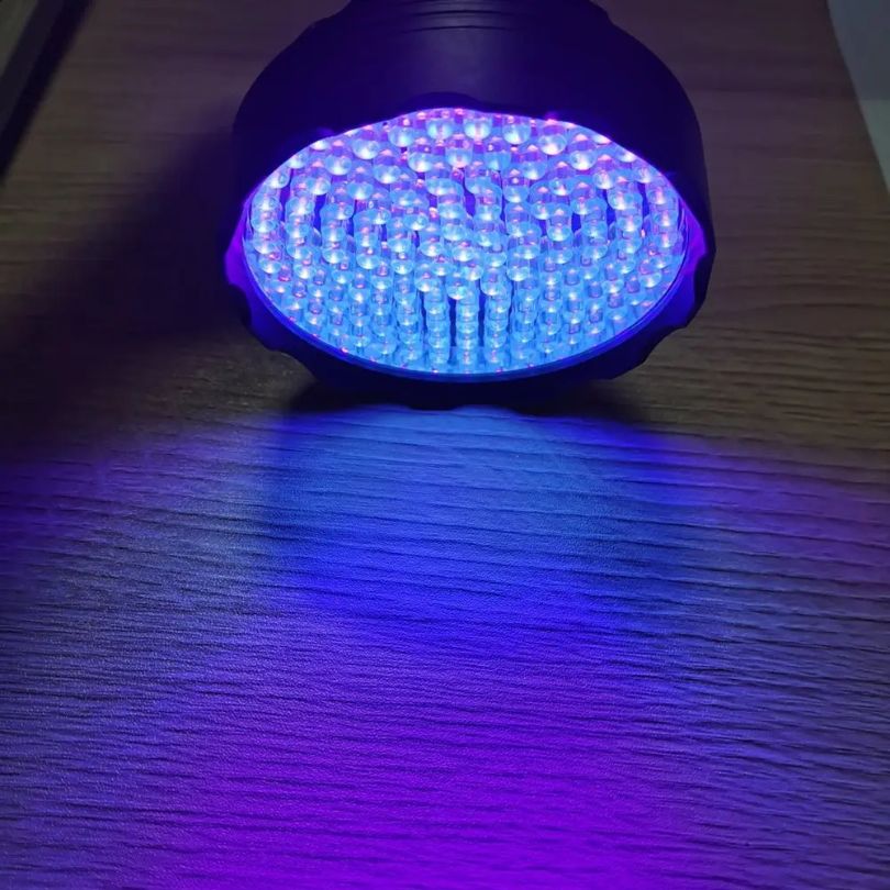 lampe-de-poche-allumee-eclairage-uv-pour-detection