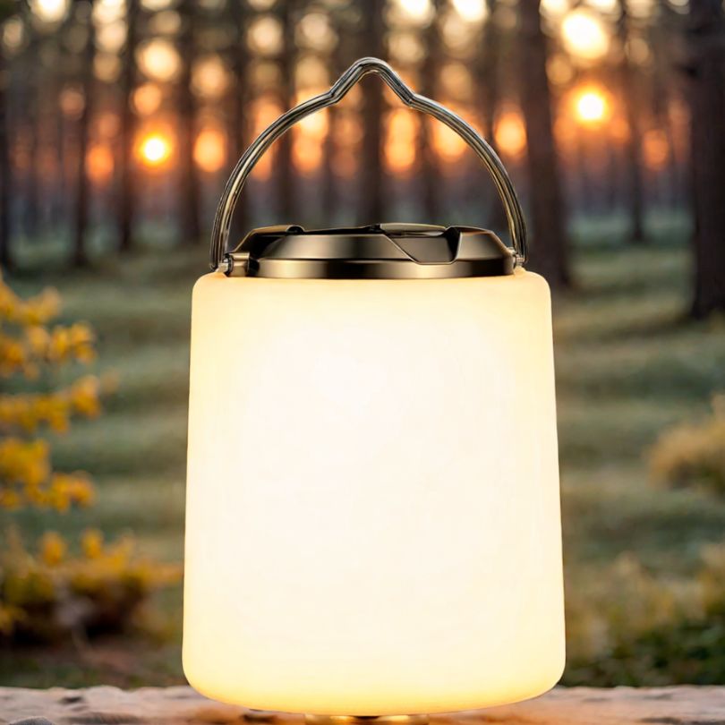 lampe-led-sans-fil-allumee-sur-table-de-camping