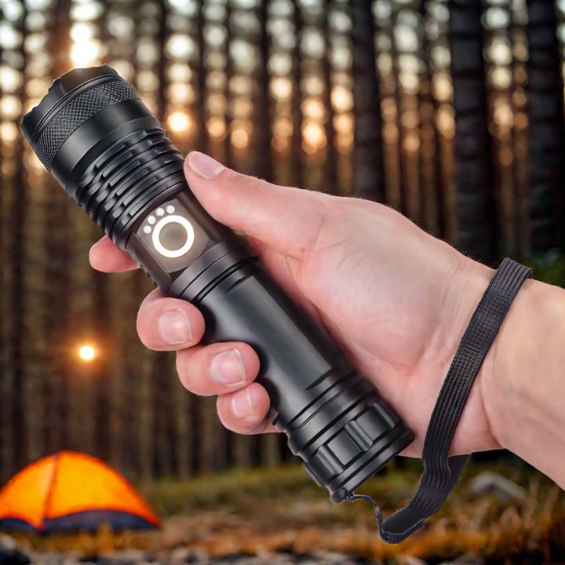 lampe-torche-au-soir-dans-la-main-campeur
