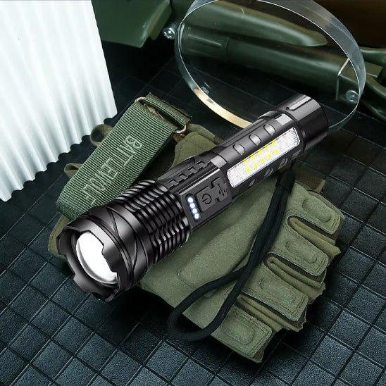 lampe-torche-deposee-sur-un-gant-de-travail