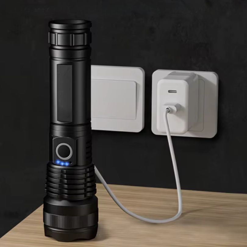 lampe-torche-en-train-de-se-faire-recharger-par-usb