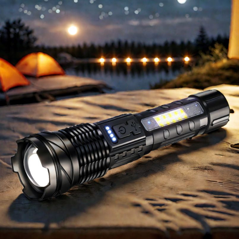 lampe-torche-pendant-la-nuit-en-camping-sur-table