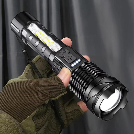 lampe-torche-tenue-par-une-main
