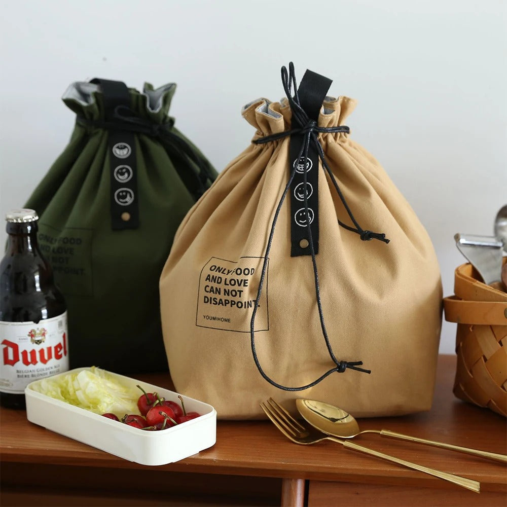 lunch-bag-beige-et-noir-sur-table-de-cuisine