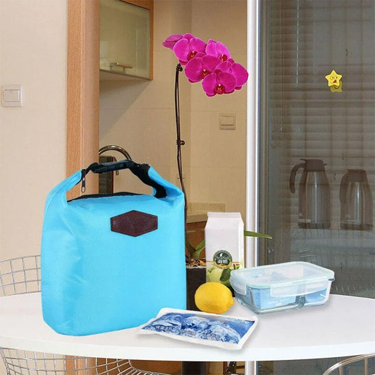 lunch-bag-bleu-clair-sur-table