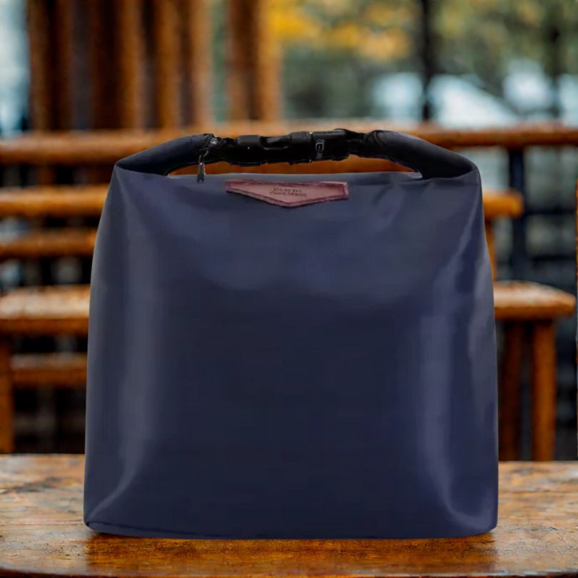 lunch-bag-bleu-navy-pose-sur-table