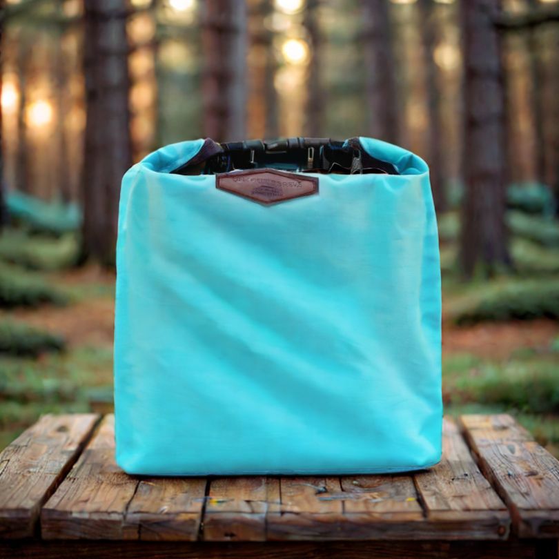 lunch-bag-bleu-pale-sur-table-de-camping