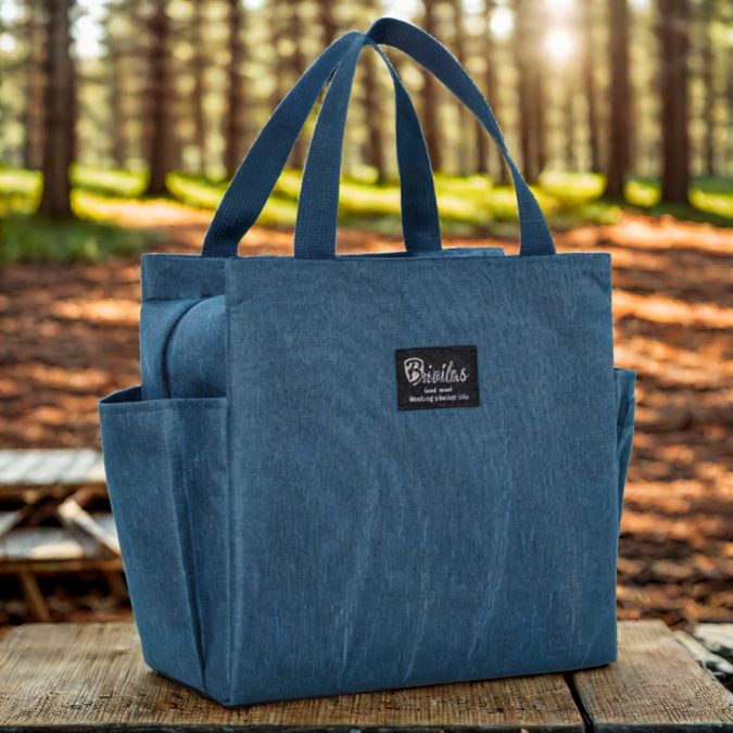 lunch-bag-bleu-sur-une-table-en-bois-de-camping