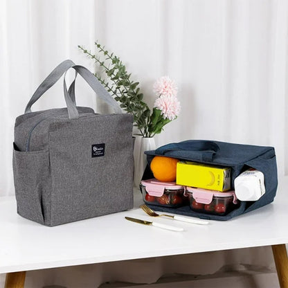 lunch-bag-gris-et-bleu-sur-une-table-blanch