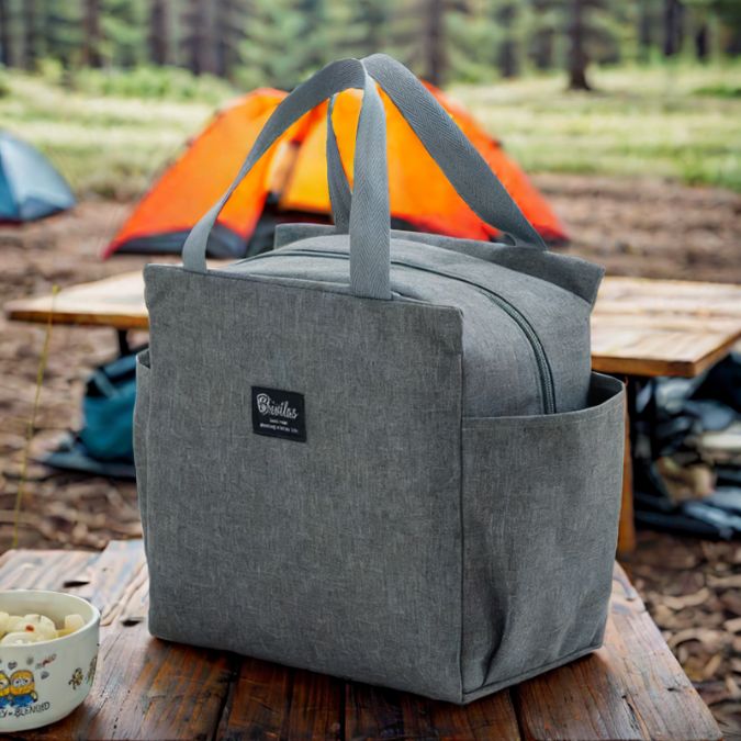 lunch-bag-gris-pendant-une-sortie-camping-exterieur