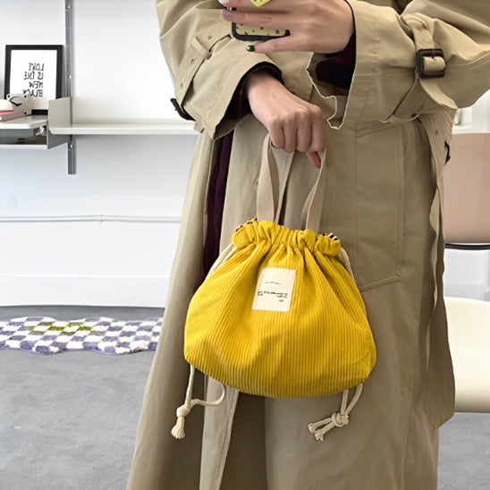 lunch-bag-jaune-avec-femme-qui-le-tient-dans-ses-mains