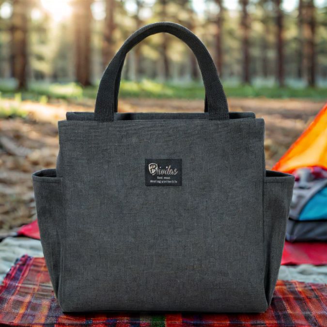 lunch-bag-noir-sur-tapis-de-camping-en-plein-air