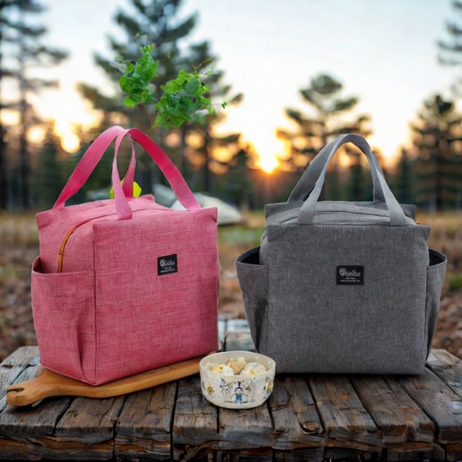 lunch-bag-rose-et-un-autre-gris-sur-table-de-camping