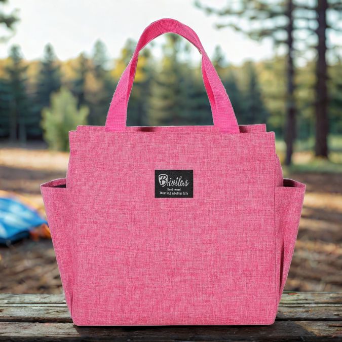 lunch-bag-rose-sur-une-table-en-plein-air