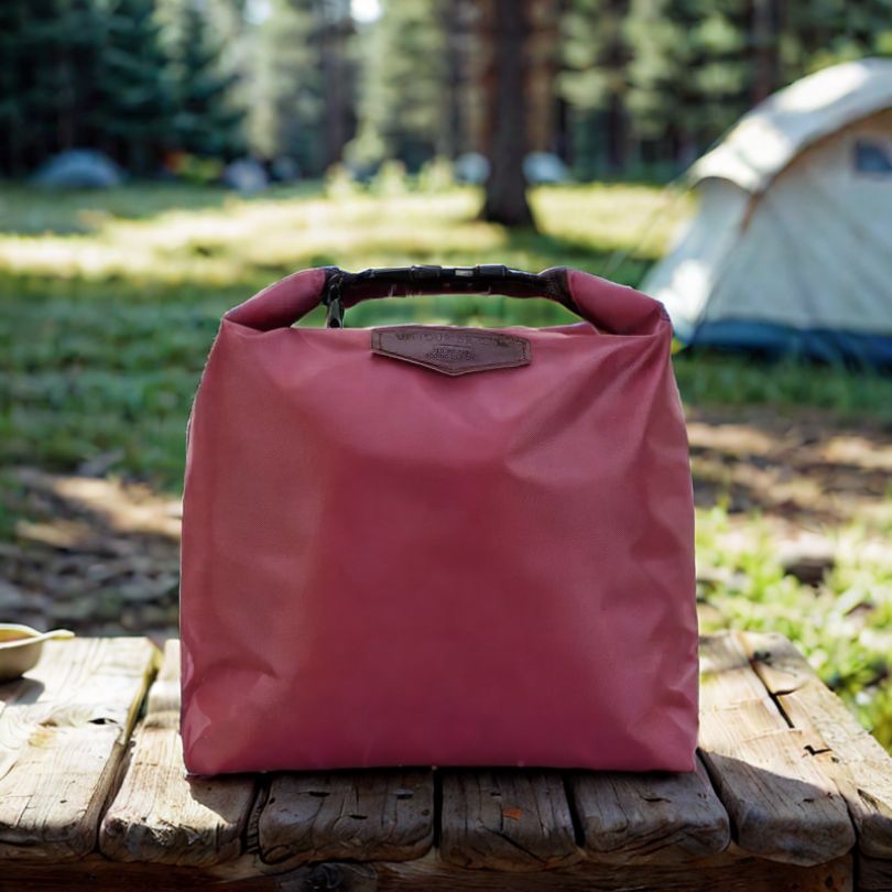 lunch-bag-rouge-sur-une-table-exterieur-en-camping