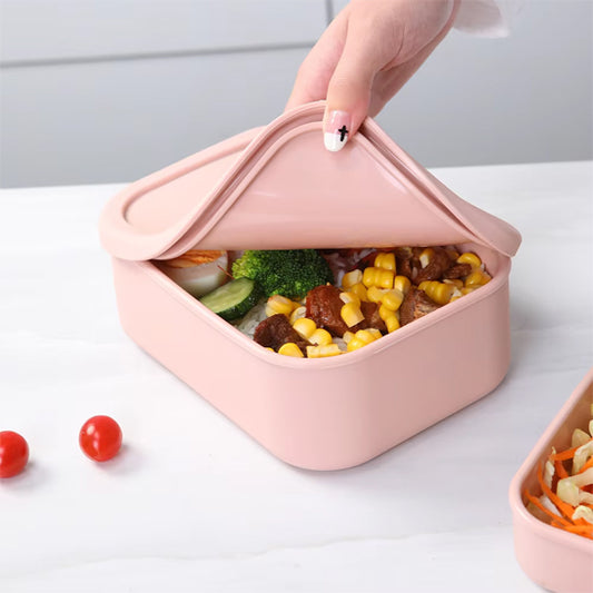 Personne-ouvre-une-lunch-box-avec-le-couvert-flexible