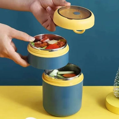 femme qui ouvre son lunch box isotherme en trois morceaux