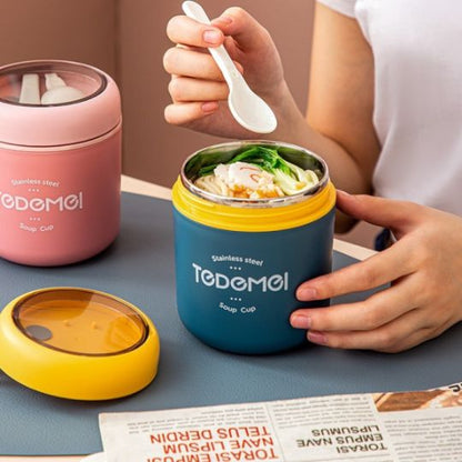 femme qui mange dans son lunch box isotherme bleu avec une cuillère