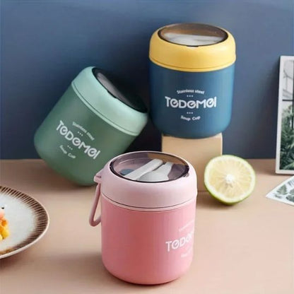 trois lunch box isotherme de couleur différente sur une table