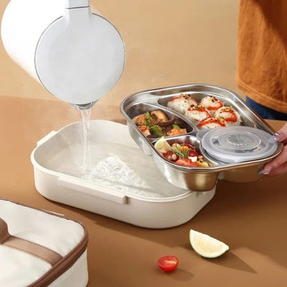 femme qui met de l'eau chaude dans le fond de sa lunch box isotherme afin de bien réchauffer son repas