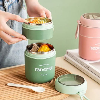 femme qui ferme son lunch box isotherme avec un repas chaud a l'intérieur
