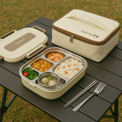 lunch box isotherme sur une table de camping avec sac et ustensiles