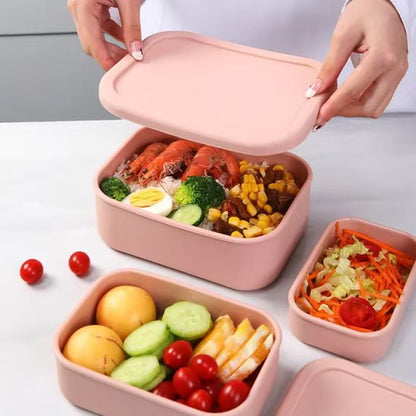 femme-ferme-une-lunch-box-etanche-avec-repas