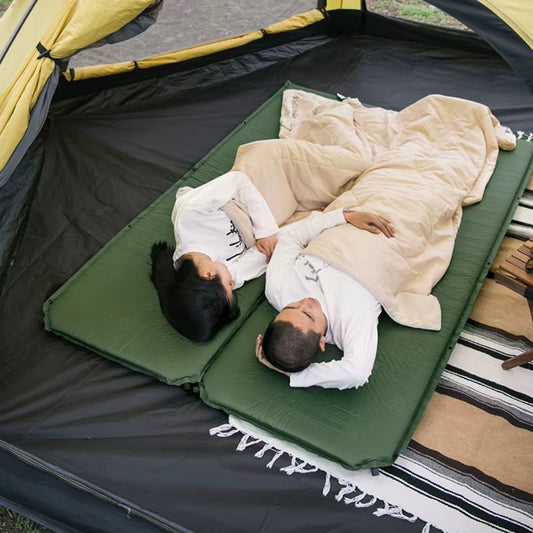 2-personnes-font-une-sieste-sur-leur-matelas-autogonflant-en-camping