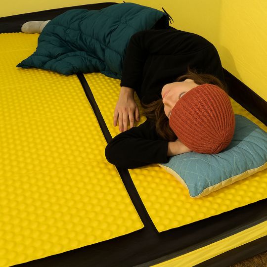 femme qui dort sur son matelas trekking jaune en mousse