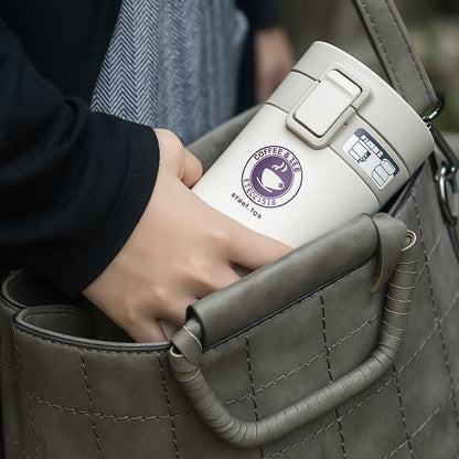 homme qui met un mug café blanc dans un sac