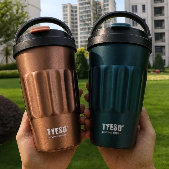 présentation de deux mug café isotherme en ville